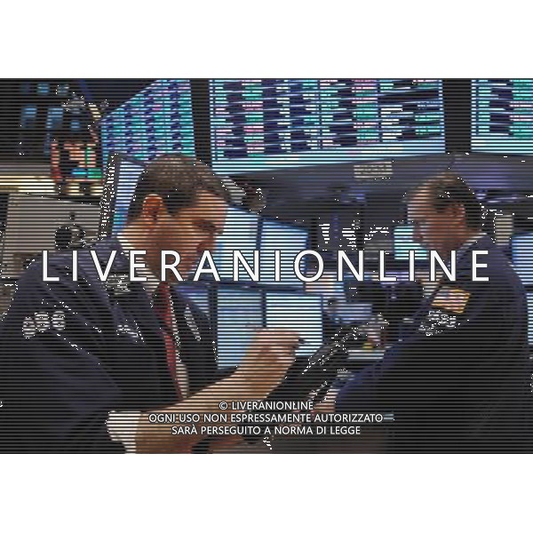(120224) NEW YORK, Feb. 24, 2012 () Traders work on the floor of the New York Stock Exchange in New York, the United States, Feb. 24, 2012. U.S. stocks ended slightly mixed on Friday with the S\'P posting its best finish since June 2008. (/Shen Hong) ©photohsot/AGENZIA ALDO LIVERANI SAS - ITALY ONLY - Operatori e agenti della Borsa di New York, negli Stati Uniti