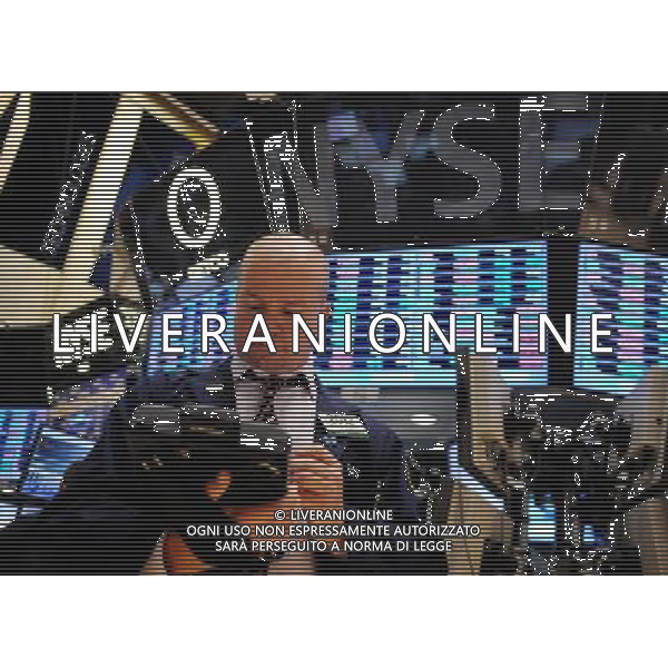 (120224) NEW YORK, Feb. 24, 2012 () A trader works on the floor of the New York Stock Exchange in New York, the United States, Feb. 24, 2012. U.S. stocks ended slightly mixed on Friday with the S\'P posting its best finish since June 2008. (/Shen Hong) ©photohsot/AGENZIA ALDO LIVERANI SAS - ITALY ONLY - Operatori e agenti della Borsa di New York, negli Stati Uniti