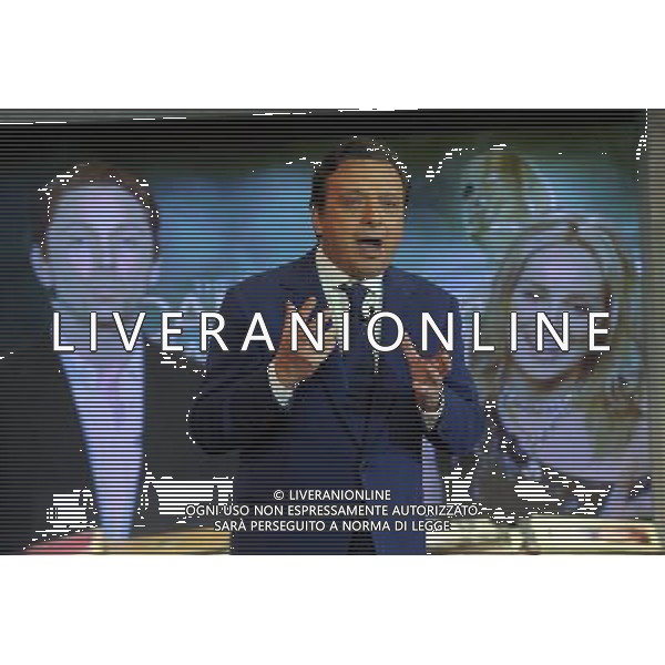 COLOGNO M.se (MI) 25/2/2012 STUDI MEDIASET TRASMISSIONE TELEVISIVA: -CHIAMBRETTI SUNDAY NIGHT SHOW- NELLA FOTO PIERO CHIAMBRETTI CON SHARON STONE E GIANLUCA MECH IN DIRETTA DA LOS ANGELES FOTO ROMANO/AG ALDO LIVERANI 