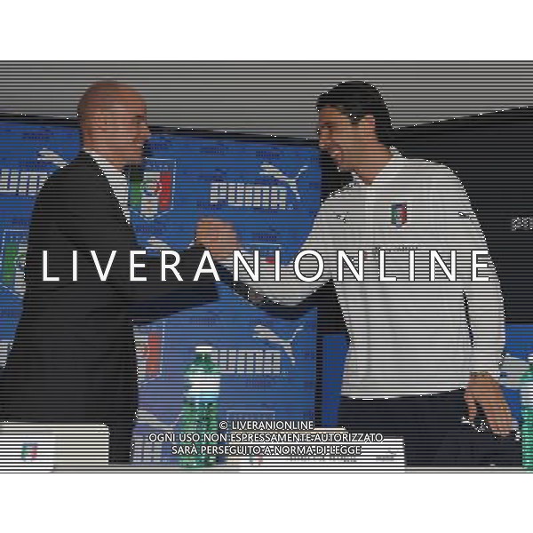 Raduno Nazionale Italiana a Genova Genova - 27.02.2012 Conferenza Stampa e Presentazione Nuova Maglia da Away Puma Nella Foto:Gianluigi Buffon con Franz Koch di Puma /Ph.Vitez-Ag. Aldo Liverani