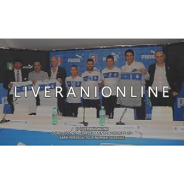 Raduno Nazionale Italiana a Genova Genova - 27.02.2012 Conferenza Stampa e Presentazione Nuova Maglia da Away Puma Nella Foto:Demitrio Albertini,Cesare Prandelli,Franz Koch di Puma,Sebastian Giovinco,Antonio Nocerino,Christian Maggio,Gianluigi Buffon,Andrea Rogg di Puma con la nuova maglia /Ph.Vitez-Ag. Aldo Liverani
