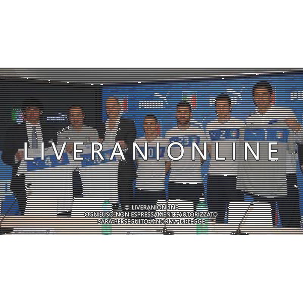 Raduno Nazionale Italiana a Genova Genova - 27.02.2012 Conferenza Stampa e Presentazione Nuova Maglia da Away Puma Nella Foto:Demitrio Albertini,Cesare Prandelli,Franz Koch di Puma,Sebastian Giovinco,Antonio Nocerino,Christian Maggio,Gianluigi Buffon,Andrea Rogg di Puma con la nuova maglia /Ph.Vitez-Ag. Aldo Liverani