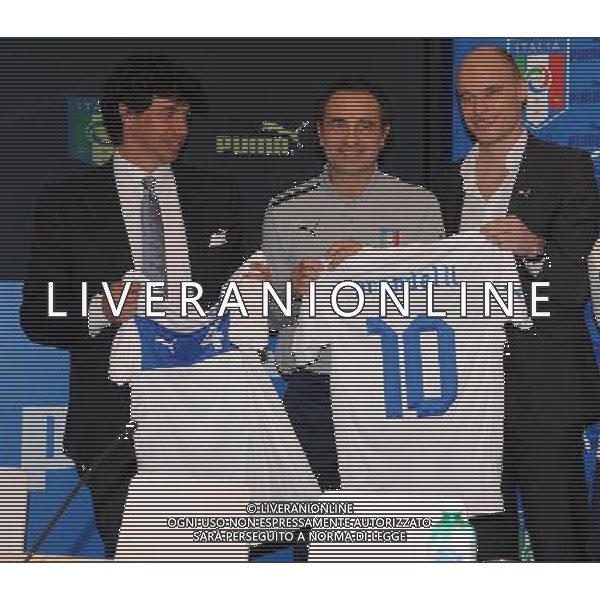 Raduno Nazionale Italiana a Genova Genova - 27.02.2012 Conferenza Stampa e Presentazione Nuova Maglia da Away Puma Nella Foto:Demetrio Albertini,Cesare Prandelli,Franz Koch di Puma con la nuova maglia /Ph.Vitez-Ag. Aldo Liverani