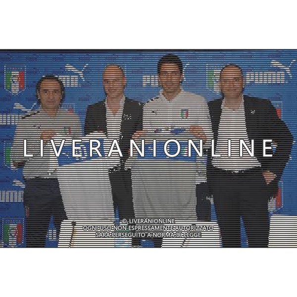 Raduno Nazionale Italiana a Genova Genova - 27.02.2012 Conferenza Stampa e Presentazione Nuova Maglia da Away Puma Nella Foto:Cesare Prandelli,Franz Koch di Puma,Gianluigi Buffon,Andrea Rogg di Puma con la nuova maglia /Ph.Vitez-Ag. Aldo Liverani