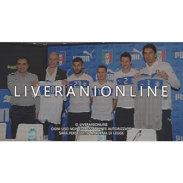 Raduno Nazionale Italiana a Genova Genova - 27.02.2012 Conferenza Stampa e Presentazione Nuova Maglia da Away Puma Nella Foto:Cesare Prandelli,Franz Koch di Puma,Sebastian Giovinco,Antonio Nocerino,Christian Maggio,Gianluigi Buffon, con la nuova maglia /Ph.Vitez-Ag. Aldo Liverani