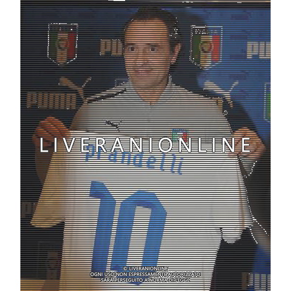 Raduno Nazionale Italiana a Genova Genova - 27.02.2012 Conferenza Stampa e Presentazione Nuova Maglia da Away Puma Nella Foto:Cesare Prandelli con la nuova maglia /Ph.Vitez-Ag. Aldo Liverani
