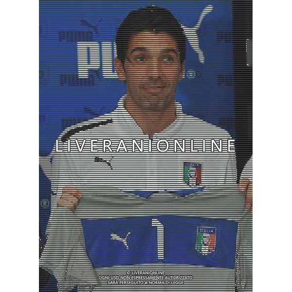 Raduno Nazionale Italiana a Genova Genova - 27.02.2012 Conferenza Stampa e Presentazione Nuova Maglia da Away Puma Nella Foto:Gianluigi Buffon con la nuova maglia /Ph.Vitez-Ag. Aldo Liverani