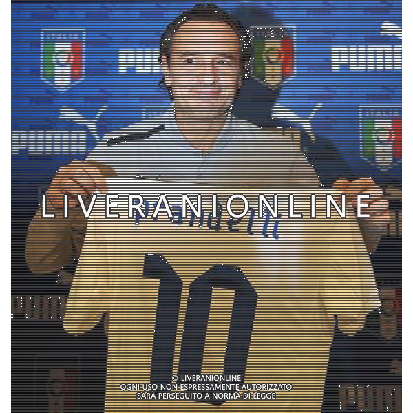Raduno Nazionale Italiana a Genova Genova - 27.02.2012 Conferenza Stampa e Presentazione Nuova Maglia da Away Puma Nella Foto:Cesare Prandelli con la nuova maglia /Ph.Vitez-Ag. Aldo Liverani