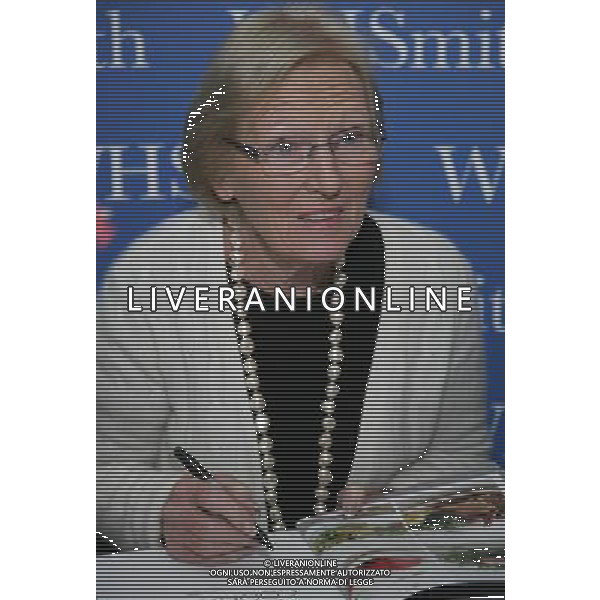 Mary Berry at WHSmith Oxford to promote her book Mary Berrys Complete Cookbook Oxford England ©photoshot/AG ALDO LIVERANI SAS - ITALY ONLY -