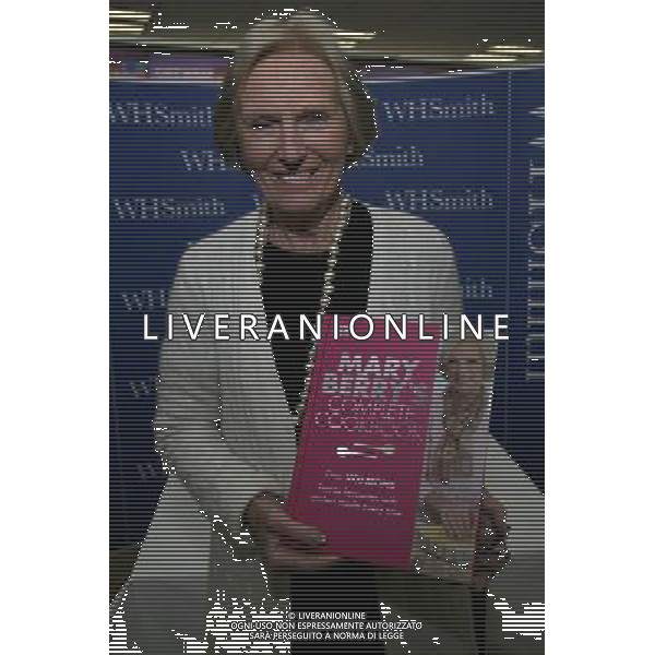 Mary Berry at WHSmith Oxford to promote her book Mary Berrys Complete Cookbook Oxford England ©photoshot/AG ALDO LIVERANI SAS - ITALY ONLY -