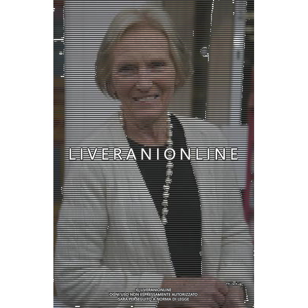Mary Berry at WHSmith Oxford to promote her book Mary Berrys Complete Cookbook Oxford England ©photoshot/AG ALDO LIVERANI SAS - ITALY ONLY -
