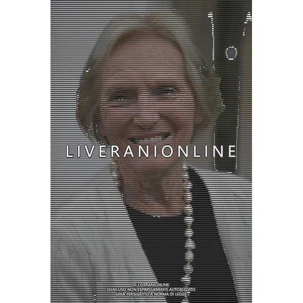 Mary Berry at WHSmith Oxford to promote her book Mary Berrys Complete Cookbook Oxford England ©photoshot/AG ALDO LIVERANI SAS - ITALY ONLY -