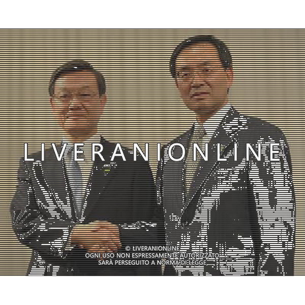 (120229) -- TOKYO, Feb. 29, 2012 () -- Panasonic\'s named new president Kazuhiro Tsuga (R) and President Fumio Ohtsubo shake hands during a press conference in Tokyo, Japan, Feb. 29, 2012. Japanese electronics giant Panasonic said Tuesday its president and chairman will step down to take responsibility for the company\'s expected record annual loss. Ohtsubo will be replaced by senior managing director Kazuhiro Tsuga. (/Kenichiro Seki) (djj) AG ALDO LIVERANI S A S ONLY ITALY
