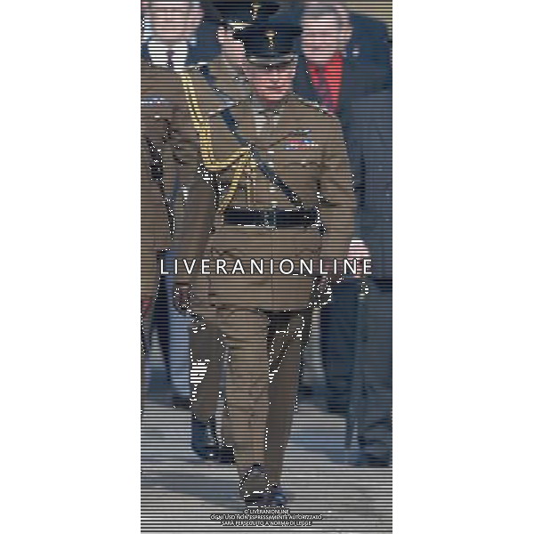 The Prince of Wales Colonel of the Welsh Guards presents leeks to mark St David\'s Day to the 1st Battalion The Welsh Guards, Cavalry Barracks, Beaver Lane, Hounslow, London. 1-3-12 ©photoshot/AGENZIA ALDO LIVERANI SAS - ITALY ONLY - REALI INGLESI: Carlo d\'inghiletrra Principe di Galles colonnello delle Guardie Gallesi in viita al 1mo Battaglione, caserma di cavalleria, Beaver Lane, Hounslow, in occasione della Giornata St David a Londra. 1 marzo 2012