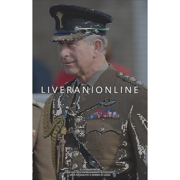 The Prince of Wales Colonel of the Welsh Guards presents leeks to mark St David\'s Day to the 1st Battalion The Welsh Guards, Cavalry Barracks, Beaver Lane, Hounslow, London. 1-3-12 ©photoshot/AGENZIA ALDO LIVERANI SAS - ITALY ONLY - REALI INGLESI: Carlo d\'inghiletrra Principe di Galles colonnello delle Guardie Gallesi in viita al 1mo Battaglione, caserma di cavalleria, Beaver Lane, Hounslow, in occasione della Giornata St David a Londra. 1 marzo 2012