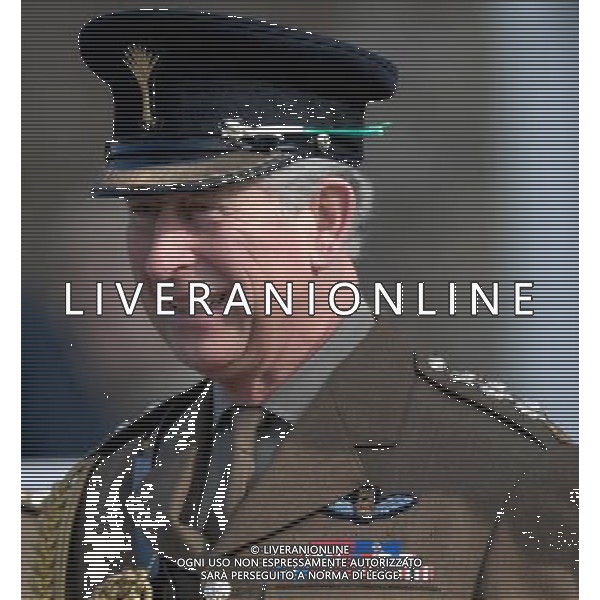 The Prince of Wales Colonel of the Welsh Guards presents leeks to mark St David\'s Day to the 1st Battalion The Welsh Guards, Cavalry Barracks, Beaver Lane, Hounslow, London. 1-3-12 ©photoshot/AGENZIA ALDO LIVERANI SAS - ITALY ONLY - REALI INGLESI: Carlo d\'inghiletrra Principe di Galles colonnello delle Guardie Gallesi in viita al 1mo Battaglione, caserma di cavalleria, Beaver Lane, Hounslow, in occasione della Giornata St David a Londra. 1 marzo 2012