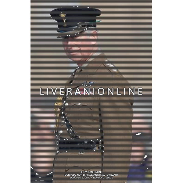 The Prince of Wales Colonel of the Welsh Guards presents leeks to mark St David\'s Day to the 1st Battalion The Welsh Guards, Cavalry Barracks, Beaver Lane, Hounslow, London. 1-3-12 ©photoshot/AGENZIA ALDO LIVERANI SAS - ITALY ONLY - REALI INGLESI: Carlo d\'inghiletrra Principe di Galles colonnello delle Guardie Gallesi in viita al 1mo Battaglione, caserma di cavalleria, Beaver Lane, Hounslow, in occasione della Giornata St David a Londra. 1 marzo 2012