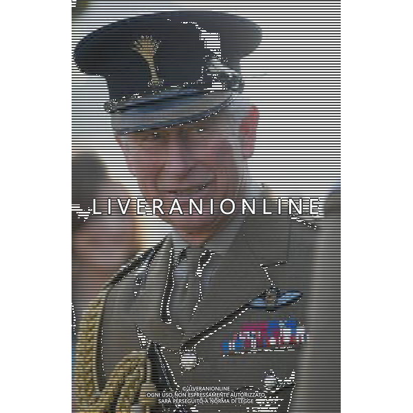 The Prince of Wales Colonel of the Welsh Guards presents leeks to mark St David\'s Day to the 1st Battalion The Welsh Guards, Cavalry Barracks, Beaver Lane, Hounslow, London. 1-3-12 ©photoshot/AGENZIA ALDO LIVERANI SAS - ITALY ONLY - REALI INGLESI: Carlo d\'inghiletrra Principe di Galles colonnello delle Guardie Gallesi in viita al 1mo Battaglione, caserma di cavalleria, Beaver Lane, Hounslow, in occasione della Giornata St David a Londra. 1 marzo 2012