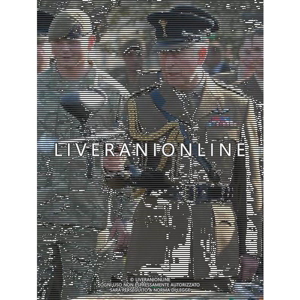 The Prince of Wales Colonel of the Welsh Guards presents leeks to mark St David\'s Day to the 1st Battalion The Welsh Guards, Cavalry Barracks, Beaver Lane, Hounslow, London. 1-3-12 ©photoshot/AGENZIA ALDO LIVERANI SAS - ITALY ONLY - REALI INGLESI: Carlo d\'inghiletrra Principe di Galles colonnello delle Guardie Gallesi in viita al 1mo Battaglione, caserma di cavalleria, Beaver Lane, Hounslow, in occasione della Giornata St David a Londra. 1 marzo 2012