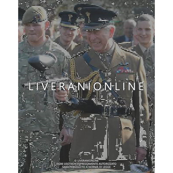 The Prince of Wales Colonel of the Welsh Guards presents leeks to mark St David\'s Day to the 1st Battalion The Welsh Guards, Cavalry Barracks, Beaver Lane, Hounslow, London. 1-3-12 ©photoshot/AGENZIA ALDO LIVERANI SAS - ITALY ONLY - REALI INGLESI: Carlo d\'inghiletrra Principe di Galles colonnello delle Guardie Gallesi in viita al 1mo Battaglione, caserma di cavalleria, Beaver Lane, Hounslow, in occasione della Giornata St David a Londra. 1 marzo 2012