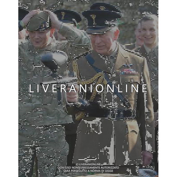 The Prince of Wales Colonel of the Welsh Guards presents leeks to mark St David\'s Day to the 1st Battalion The Welsh Guards, Cavalry Barracks, Beaver Lane, Hounslow, London. 1-3-12 ©photoshot/AGENZIA ALDO LIVERANI SAS - ITALY ONLY - REALI INGLESI: Carlo d\'inghiletrra Principe di Galles colonnello delle Guardie Gallesi in viita al 1mo Battaglione, caserma di cavalleria, Beaver Lane, Hounslow, in occasione della Giornata St David a Londra. 1 marzo 2012