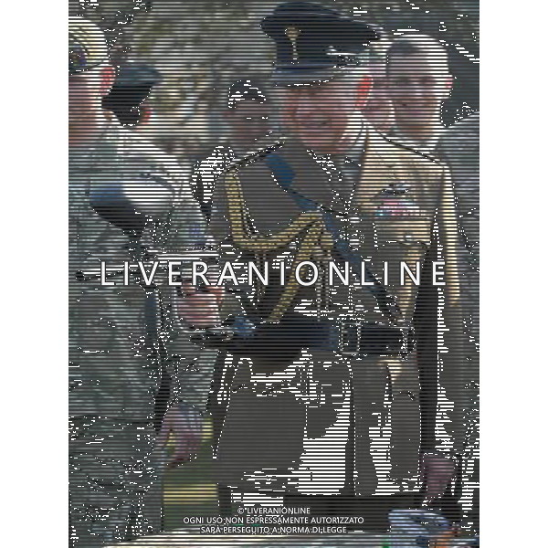 The Prince of Wales Colonel of the Welsh Guards presents leeks to mark St David\'s Day to the 1st Battalion The Welsh Guards, Cavalry Barracks, Beaver Lane, Hounslow, London. 1-3-12 ©photoshot/AGENZIA ALDO LIVERANI SAS - ITALY ONLY - REALI INGLESI: Carlo d\'inghiletrra Principe di Galles colonnello delle Guardie Gallesi in viita al 1mo Battaglione, caserma di cavalleria, Beaver Lane, Hounslow, in occasione della Giornata St David a Londra. 1 marzo 2012