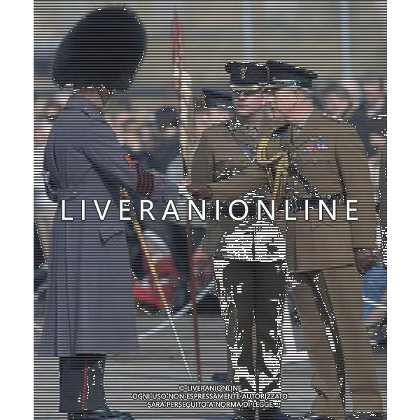The Prince of Wales Colonel of the Welsh Guards presents leeks to mark St David\'s Day to the 1st Battalion The Welsh Guards, Cavalry Barracks, Beaver Lane, Hounslow, London. 1-3-12 ©photoshot/AGENZIA ALDO LIVERANI SAS - ITALY ONLY - REALI INGLESI: Carlo d\'inghiletrra Principe di Galles colonnello delle Guardie Gallesi in viita al 1mo Battaglione, caserma di cavalleria, Beaver Lane, Hounslow, in occasione della Giornata St David a Londra. 1 marzo 2012