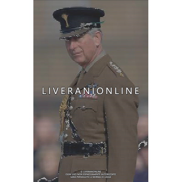 The Prince of Wales Colonel of the Welsh Guards presents leeks to mark St David\'s Day to the 1st Battalion The Welsh Guards, Cavalry Barracks, Beaver Lane, Hounslow, London. 1-3-12 ©photoshot/AGENZIA ALDO LIVERANI SAS - ITALY ONLY - REALI INGLESI: Carlo d\'inghiletrra Principe di Galles colonnello delle Guardie Gallesi in viita al 1mo Battaglione, caserma di cavalleria, Beaver Lane, Hounslow, in occasione della Giornata St David a Londra. 1 marzo 2012
