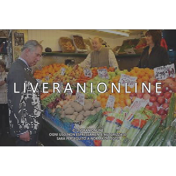 The Prince of Wales, during a tour of the Market in the centre of Great Yarmouth in Norfolk. ©photoshot/AGENZIA ALDO LIVERANI SAS - ITALY ONLY - REALI INGLESI: Il Principe Carlo d\'inghiletrra in visita nel centro di Great Yarmouth, nel Norfolk.