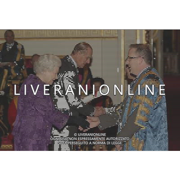 Queen Elizabeth II and The Duke of Edinburgh present a Royal Anniversary Prize for Higher and Further Education to Professor John Vinney (right) and Stephen Jukes of Bournemouth University, at Buckingham Palace, central London. The honour recognises and celebrates outstanding work which is making a practical impact for human progress. ©photoshot/AGENZIA ALDO LIVERANI SAS - ITALY ONLY - REALI INGLESI: La regina Elisabetta II d\'inghilterra, durante il ricevimento della consegna dei premi dei Royal Anniversary Prizes a Buckingham Palace, a Londra.
