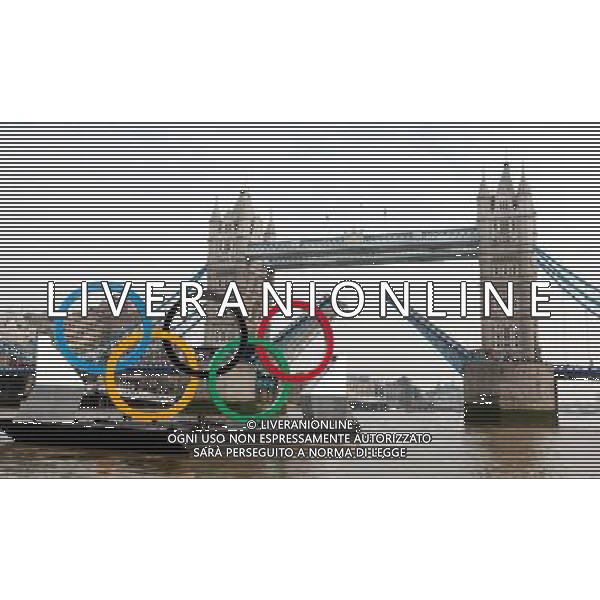 (120229) -- LONDON, Feb. 29, 2012 () -- Giant Olympic Rings which mounted on a barge, pass under London\'s Tower Bridge on the River Thames, on Feb. 28, 2012, as organizers celebrate 150 days to go until the start of the 2012 London Olympics. (/Tang Shi) (hcs) /photoshot/ag aldo liverani s.a.s.7italy only