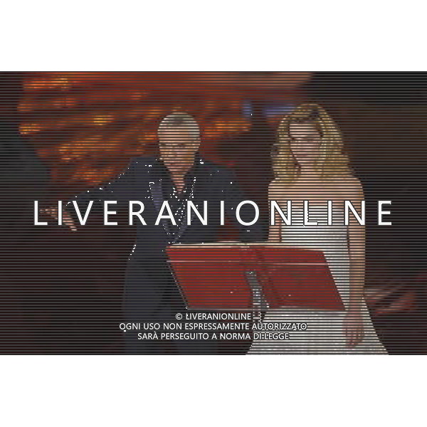 Roma - 05/03/2012 - Studio 5 Cinecitta\' - Trasmissione Televisiva - \' PANARIELLO NON ESISTE \' Prima Puntata - nella foto: Giorgio Panariello e Micaela Ramazzotti ©Corradetti - Ag. Aldo Liverani Sas