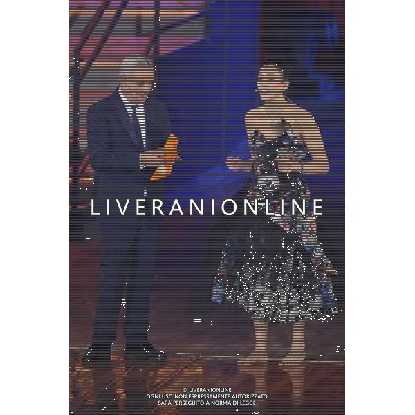 Roma - 05/03/2012 - Studio 5 Cinecitta\' - Trasmissione Televisiva - \' PANARIELLO NON ESISTE \' Prima Puntata - nella foto: Giorgio Panariello e Nina Zilli ©Corradetti - Ag. Aldo Liverani Sas
