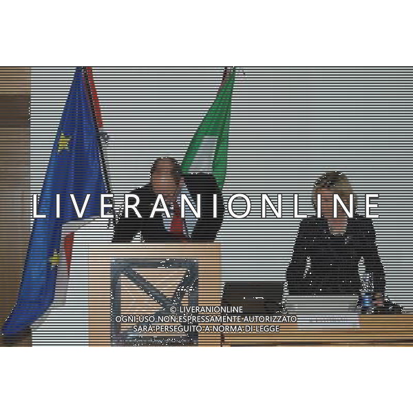 MILANO 6/3/2012 AULA MAGNA UNIVERSITA\' BICOCCA P.zza ATENEO NUOVO, 1 CONVEGNO: -LA PROTEZIONE DEL MARE MEDITERRANEO DALL\' INQUINAMENTO. I RISULTATI CONSEGUITI E LE SFIDE FUTURE- NELLA FOTO IL PRINCIPE ALBERTO II DI MONACO HA UN PICCOLO PROBLEMA CON LE BANDIERE FOTO ROMANO/AG ALDO LIVERANI