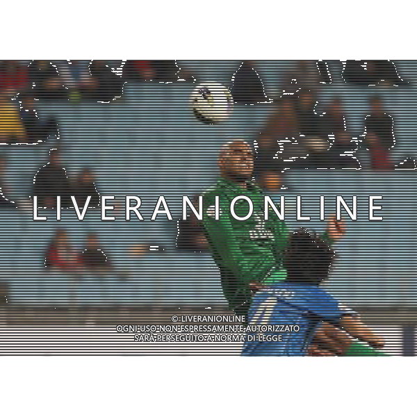 (120306) -- ULSAN, March 6, 2012 () -- Da Costa Reinaldo Elias (top) of Beijing Guoan heads for the ball under the defense of Kang Min-soo of Ulsan Hyundai during their Group F match of the AFC Champions League in Ulsan, South Korea, March 6, 2012. Ulsan Hyundai won 2-1. (/Park Jin hee) AG ALDO LIVERANI S A S ONLY ITALY