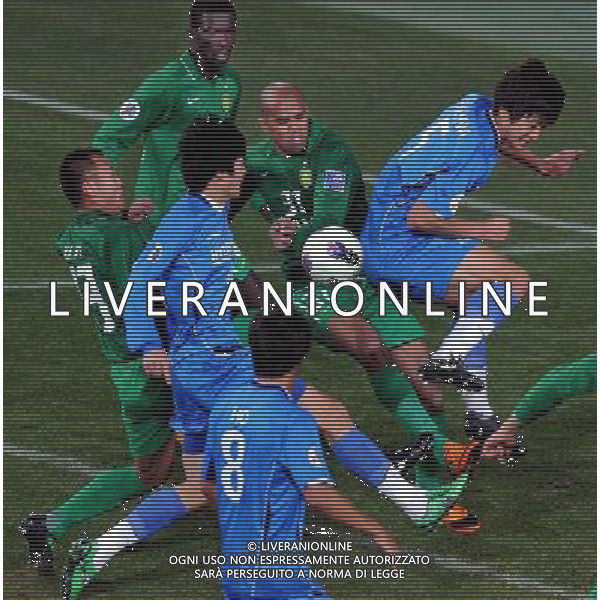 (120306) -- ULSAN, March 6, 2012 () -- Da Costa Reinaldo Elias (C) and Xu Yunlong (1st L) of Beijing Guoan vie for the ball during their Group F match of the AFC Champions League against Ulsan Hyundai in Ulsan, South Korea, March 6, 2012. Ulsan Hyundai won 2-1. (/Chen Xiaowei) AG ALDO LIVERANI S A S ONLY ITALY