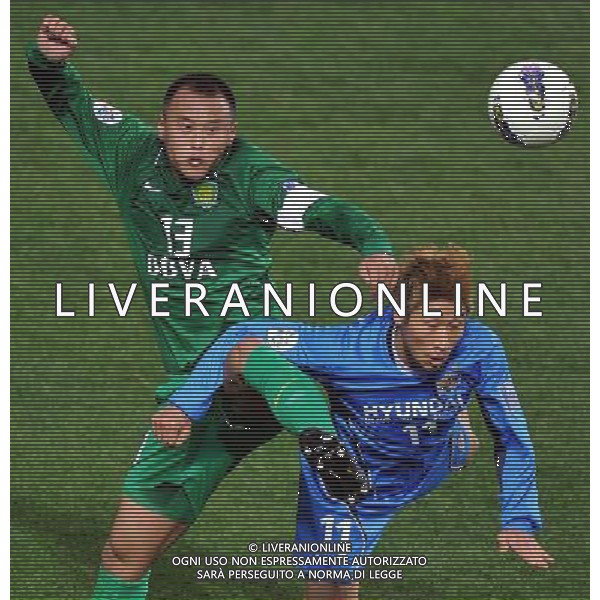(120306) -- ULSAN, March 6, 2012 () -- Xu Yunlong (L) of Beijing Guoan vies for the ball with Lee Keunho of Ulsan Hyundai during their Group F match of the AFC Champions League in Ulsan, South Korea, March 6, 2012. Ulsan Hyundai won 2-1. (/Chen Xiaowei) AG ALDO LIVERANI S A S ONLY ITALY