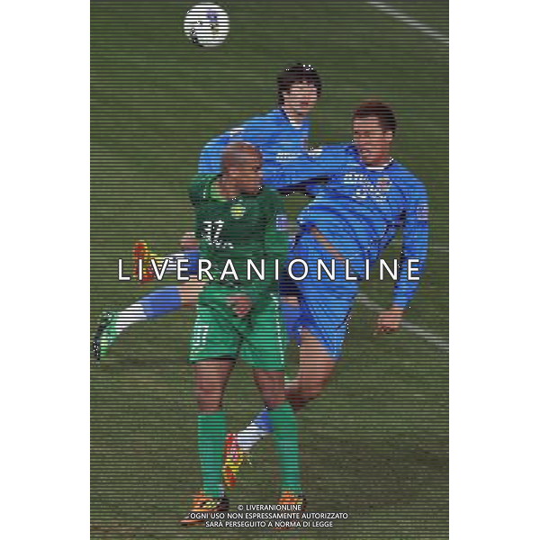 (120306) -- ULSAN, March 6, 2012 () -- Da Costa Reinaldo Elias (L) of Beijing Guoan vies for the ball with Kim Shinwook of Ulsan Hyundai during their Group F match of the AFC Champions League in Ulsan, South Korea, March 6, 2012. Ulsan Hyndai won 2-1. (/Chen Xiaowei) AG ALDO LIVERANI S A S ONLY ITALY