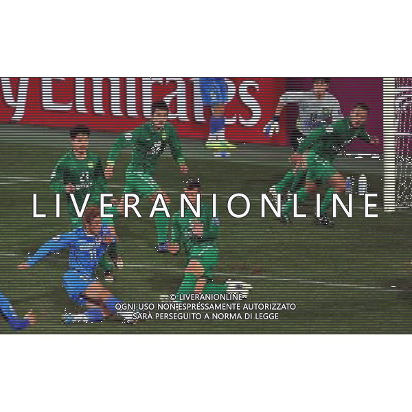 (120306) -- ULSAN, March 6, 2012 () -- Lee Keunho (bottom) of Ulsan Hyundai shoots during the Group F match of the AFC Champions League against Beijing Guoan in Ulsan, South Korea, March 6, 2012. (/Chen Xiaowei) AG ALDO LIVERANI S A S ONLY ITALY