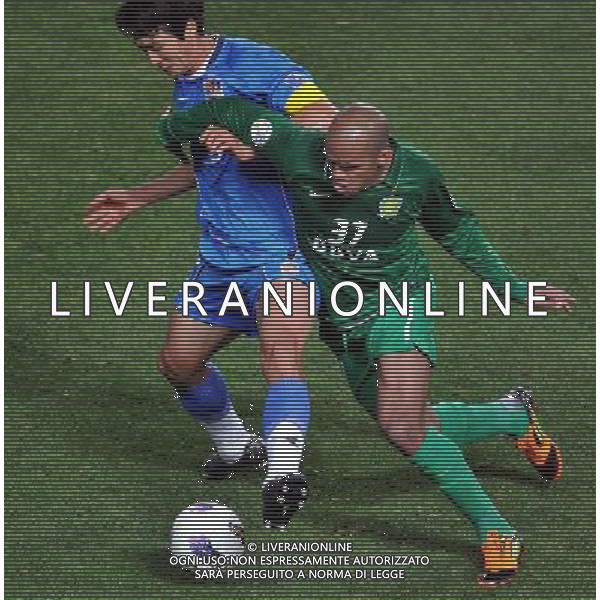 (120306) -- ULSAN, March 6, 2012 () -- Da Costa Reinaldo Elias (R) of Beijing Guoan vies for the ball with Kwak Tae Hwi of Ulsan Hyundai during their Group F match of the AFC Champions League in Ulsan, South Korea, March 6, 2012. (/Chen Xiaowei) AG ALDO LIVERANI S A S ONLY ITALY