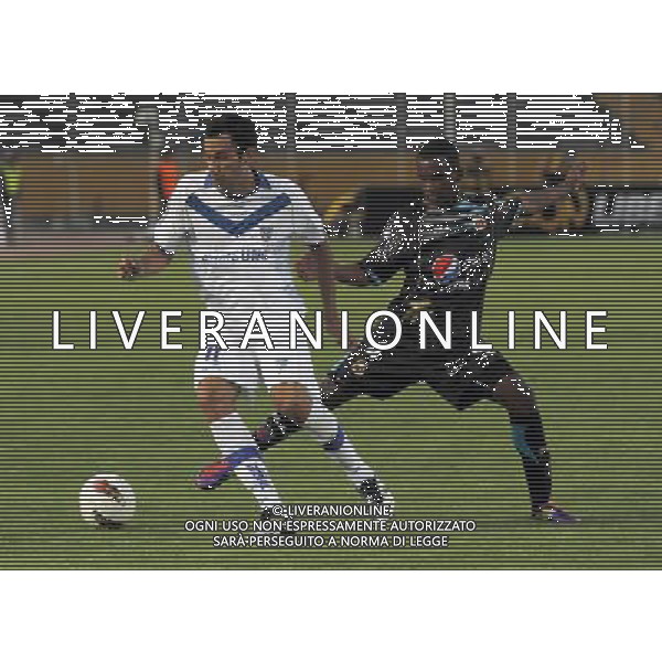 (120308) -- QUITO, March 8, 2012 () -- Pedro Velasco (R) of Deportivo Quito of Ecuador vies the ball with Ariel Cabral of Velez Sarsfield of Argentina during a Copa Libertadores match at the Olimpico Atahualpa stadium, in Quito, capital of Ecuador, on March 7, 2012. (/Santiago Armas) (sa) (py) ©photoshot/AGENZIA ALDO LIVERANI SAS - ITALY ONLY - Quito dell\'Ecuador - Velez Sarsfield dell\'Argentina durante una partita di Copa Libertadores alla stadio Olimpico Atahualpa, in Quito, capitale dell\'Ecuador, il 7 marzo 2012. 