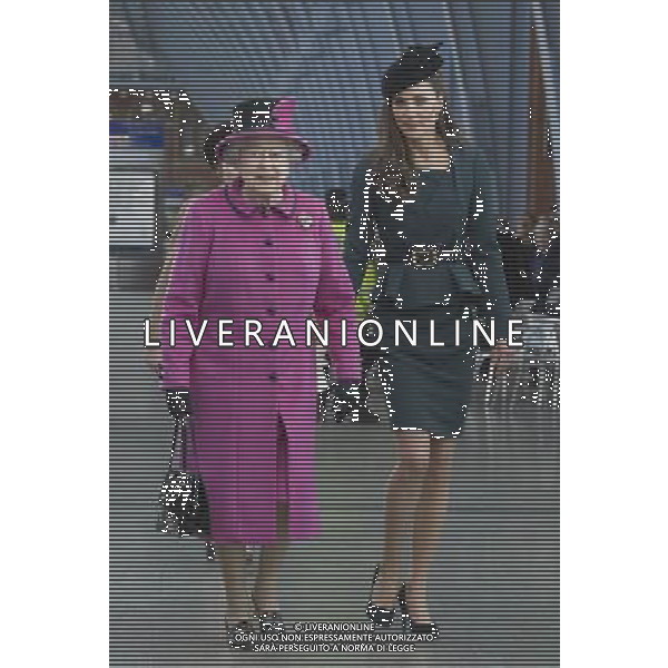 Queen Elizabeth II and The Duchess of Cambridge arrive at Kings Cross St Pancras Station, London, before boarding a train to visit the city of Leicester on the first date of her Diamond Jubilee tour of the UK. ©photoshot/AGENZIA ALDO LIVERANI SAS - ITALY ONLY - REALI INGLESI: La Regina Elisabetta II d\'inghilterra accompagnata dal Duca di Edimburgo e da Kate Middleton Duchessa di Cambridge in visita a Leicester, 8 marzo 2012.
