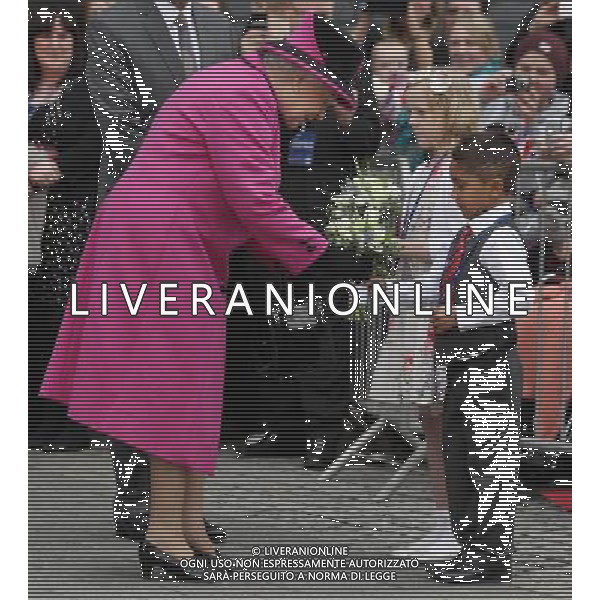 LEICESTER, ENGLAND - MARCH 08: Queen Elizabeth II recieves a bouquet during her visit to De Montfort University on March 8, 2012 in Leicester, England. The royal visit to Leicester marks the first date of Queen Elizabeth II\'s Diamond Jubilee tour of the UK between March 8 and July 25, 2012. ©photoshot/AGENZIA ALDO LIVERANI SAS - ITALY ONLY - REALI INGLESI: La Regina Elisabetta II d\'inghilterra accompagnata dal Duca di Edimburgo e da Kate Middleton Duchessa di Cambridge in visita a Leicester, 8 marzo 2012.