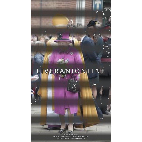  The Queen, accompanied by The Duke of Edinburgh and The Duchess of Cambridge, visiting Leicester Cathedral. ©photoshot/AGENZIA ALDO LIVERANI SAS - ITALY ONLY - REALI INGLESI: La Regina Elisabetta II d\'inghilterra accompagnata dal Duca di Edimburgo e da Kate Middleton Duchessa di Cambridge in visita a Leicester, 8 marzo 2012.