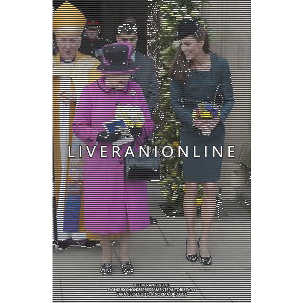  The Queen, accompanied by The Duke of Edinburgh and The Duchess of Cambridge, visiting Leicester Cathedral. ©photoshot/AGENZIA ALDO LIVERANI SAS - ITALY ONLY - REALI INGLESI: La Regina Elisabetta II d\'inghilterra accompagnata dal Duca di Edimburgo e da Kate Middleton Duchessa di Cambridge in visita a Leicester, 8 marzo 2012.