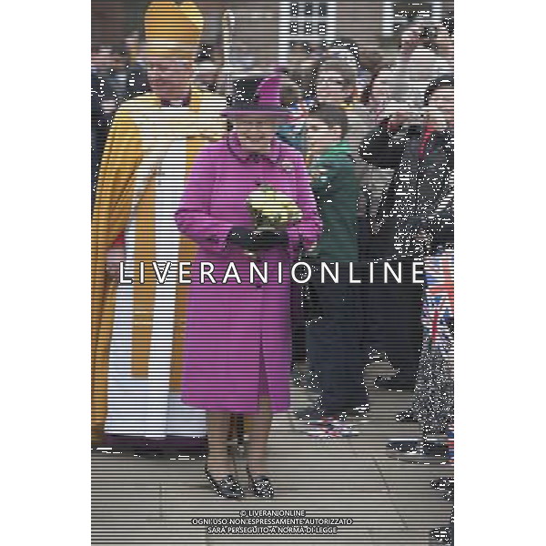  The Queen, accompanied by The Duke of Edinburgh and The Duchess of Cambridge, visiting Leicester Cathedral. ©photoshot/AGENZIA ALDO LIVERANI SAS - ITALY ONLY - REALI INGLESI: La Regina Elisabetta II d\'inghilterra accompagnata dal Duca di Edimburgo e da Kate Middleton Duchessa di Cambridge in visita a Leicester, 8 marzo 2012.