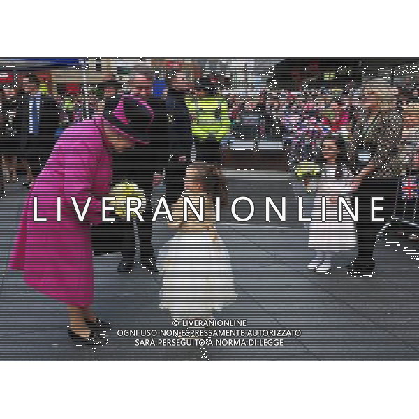 Queen Elizabeth II is given a bouquet as she arrives at Leicester\'s Clock Tower during a visit to the city as part of the Diamond Jubilee Tour. ©photoshot/AGENZIA ALDO LIVERANI SAS - ITALY ONLY - REALI INGLESI: La Regina Elisabetta II d\'inghilterra accompagnata dal Duca di Edimburgo e da Kate Middleton Duchessa di Cambridge in visita a Leicester, 8 marzo 2012.