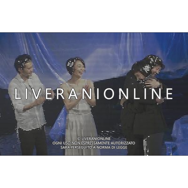 (120309) -- BEIJING, March 9, 2012 () -- Meng Jinghui (2nd R), director of the experimental play \'Rhinoceros In Love\', embraces Liao Yimei (1st R), his wife and the play\'s original author, while Liu Chang (1st L) and Huang Xiangli who took on leading roles in the play\'s latest production, applaud for them at Beehive Theater in Beijing, capital of China, March 8, 2012. \'Rhinoceros In Love\' tells the story of a rhinoceros feeder who falls in love with a beautiful woman. About 900 performances of the play have been staged in 36 cities worldwide since its debut in summer 1999. (/Jin Liangkuai) (lmm) ©photoshot/AGENZIA ALDO LIVERANI SAS - ITALY ONLY - Attori e attrici teatrali eseguire durante l\'ultima produzione di \'rinoceronte in amore\', un rappresentazione sperimentale diretto da Meng Jinghui, al Teatro Beehive a Pechino, capitale della Cina, 8 marzo 2012.