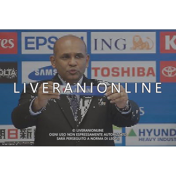 (120309) -- KUALA LUMPUR, March 9, 2012 () -- The Asian Football Confederation (AFC) executive director Windsor John displays Japan\'s draw during 2014 FIFA World Cup Brazil Asian qualifiers ceremony at the AFC headquarters in Bukit Jalil outside Kuala Lumpur, Malaysia, March 9, 2012. (/Chong Voon Chung) ©photoshot/Agenzia Aldo Liverani Sas - ITALY ONLY - Il direttore esecutivo Windsor John dell\'Asian Football Confederation (AFC) con l\'ex calciatore Giapponese Tsuneyasu Miyamoto durante la cerimonia per i sorteggi delle qualificazioni per FIFA World Cup Brazil 2014 a Bukit Jalil fuori Kuala Lumpur, Malaysia, 9 marzo 2012.
