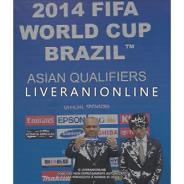 (120309) -- KUALA LUMPUR, March 9, 2012 () -- The Asian Football Confederation (AFC) executive director Windsor John (L), flanked by Japan\'s former football star Tsuneyasu Miyamoto displays Iraq\'s draw during 2014 FIFA World Cup Brazil Asian qualifiers ceremony at the AFC headquarters in Bukit Jalil outside Kuala Lumpur, Malaysia, March 9, 2012. (/Chong Voon Chung) ©photoshot/Agenzia Aldo Liverani Sas - ITALY ONLY - Il direttore esecutivo Windsor John dell\'Asian Football Confederation (AFC) con l\'ex calciatore Giapponese Tsuneyasu Miyamoto durante la cerimonia per i sorteggi delle qualificazioni per FIFA World Cup Brazil 2014 a Bukit Jalil fuori Kuala Lumpur, Malaysia, 9 marzo 2012.